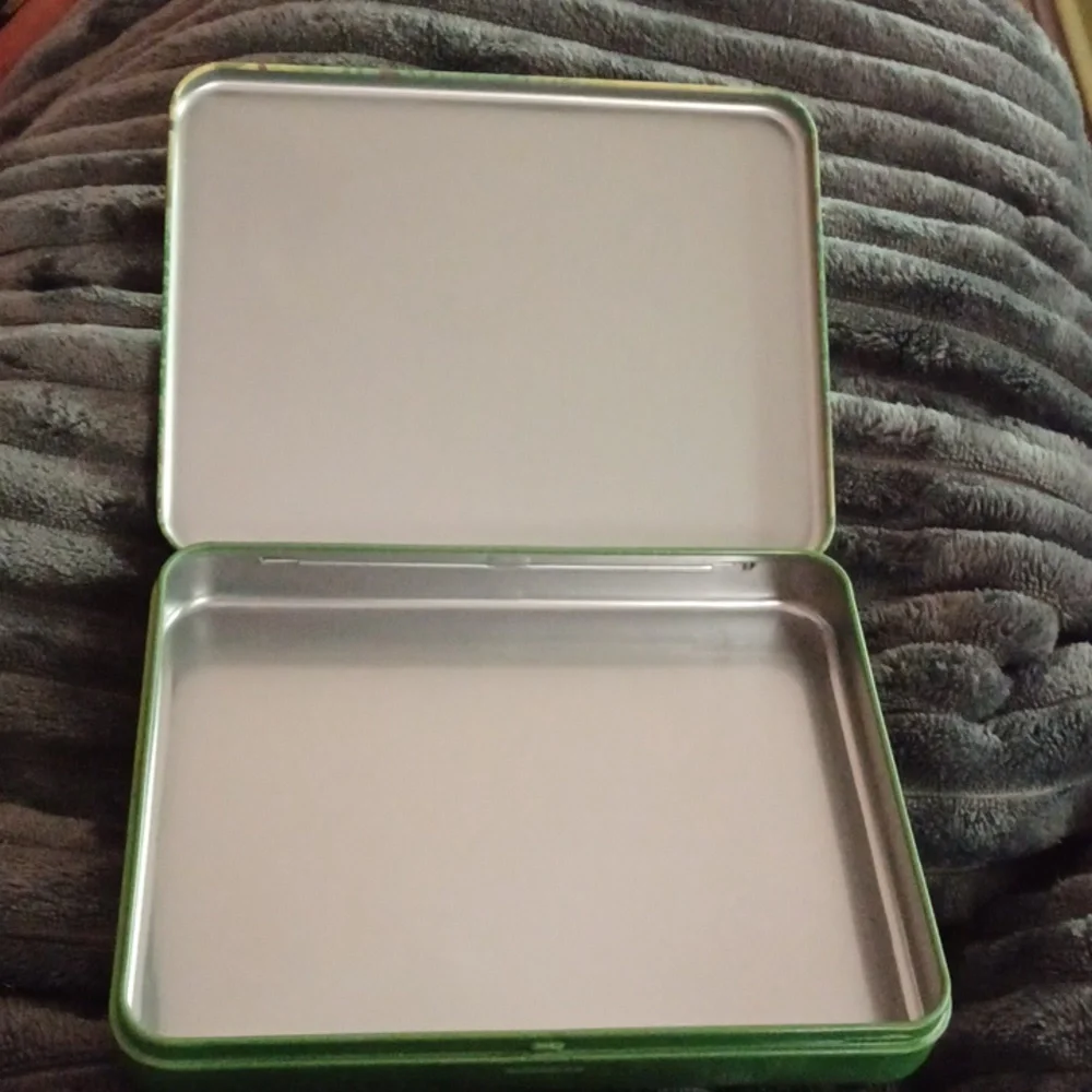 Metal box from Japan with geisha